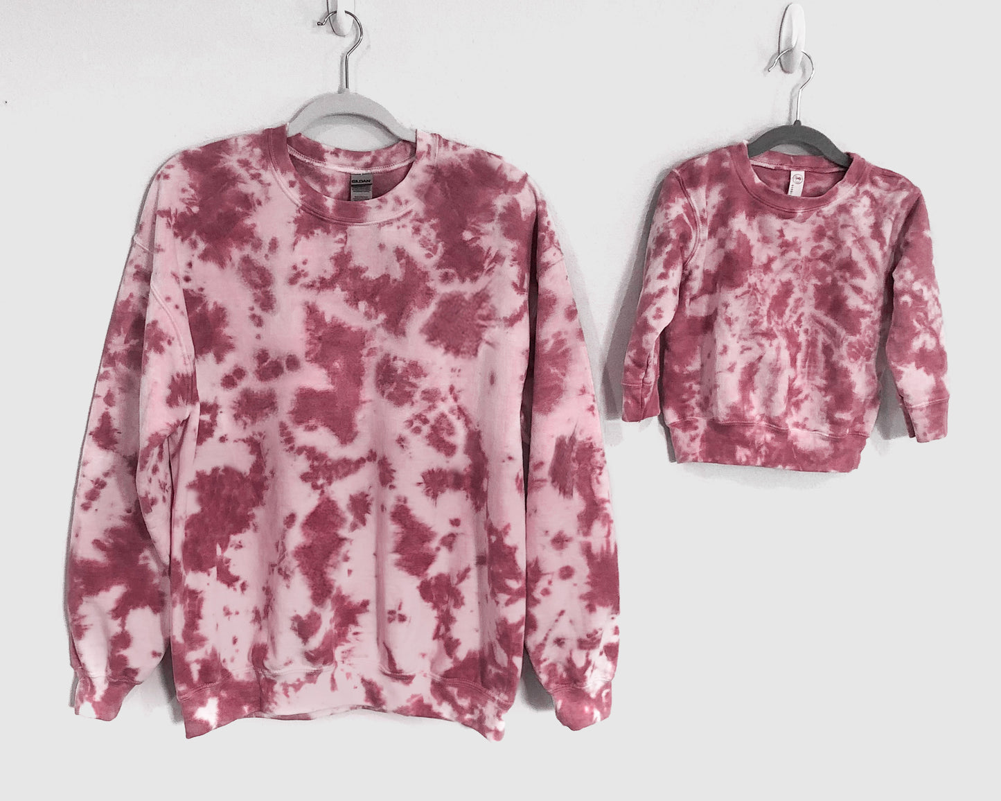 mommy and me matching tie dye sweatshirts onesies bodysuits custom personalized neutral baby shower gift mom birthday dad birthday new parent newborn coming home from hospital gift